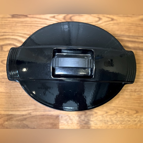 Le Creuset Vintage Futura 8 Qt Dutch Oven with Lid, Black 33 - Picture 2 of 6